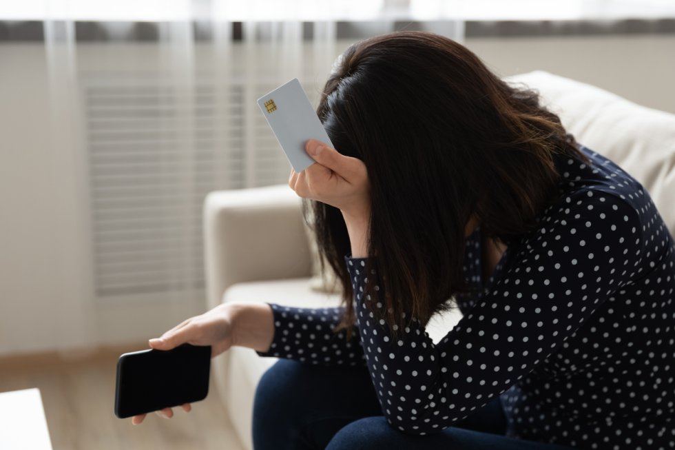 В Каменске-Уральском мошенник выманил у воспитательницы деньги под видом иностранца