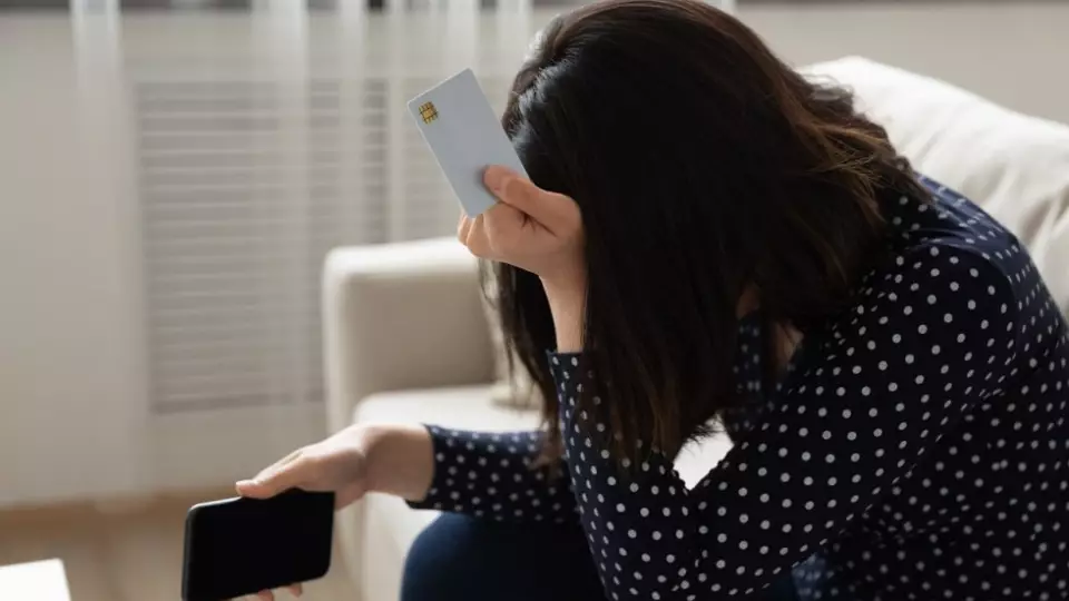 В Каменске-Уральском мошенник выманил у воспитательницы деньги под видом иностранца