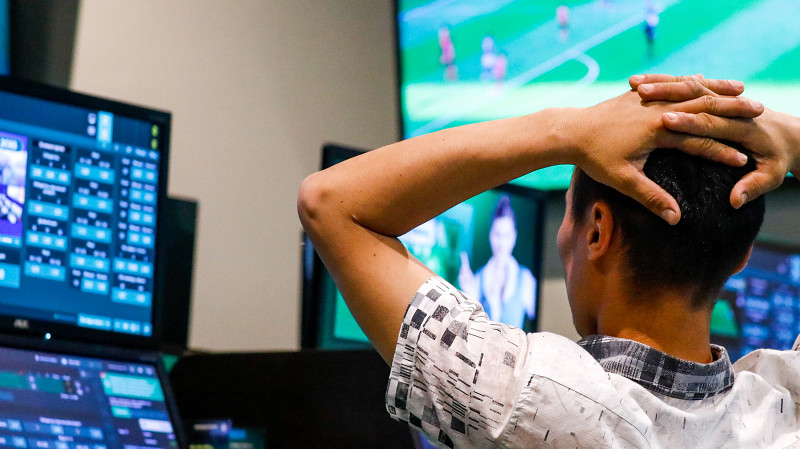 Кемеровчанин украл 100 тысяч рублей у друга через букмекерское приложение