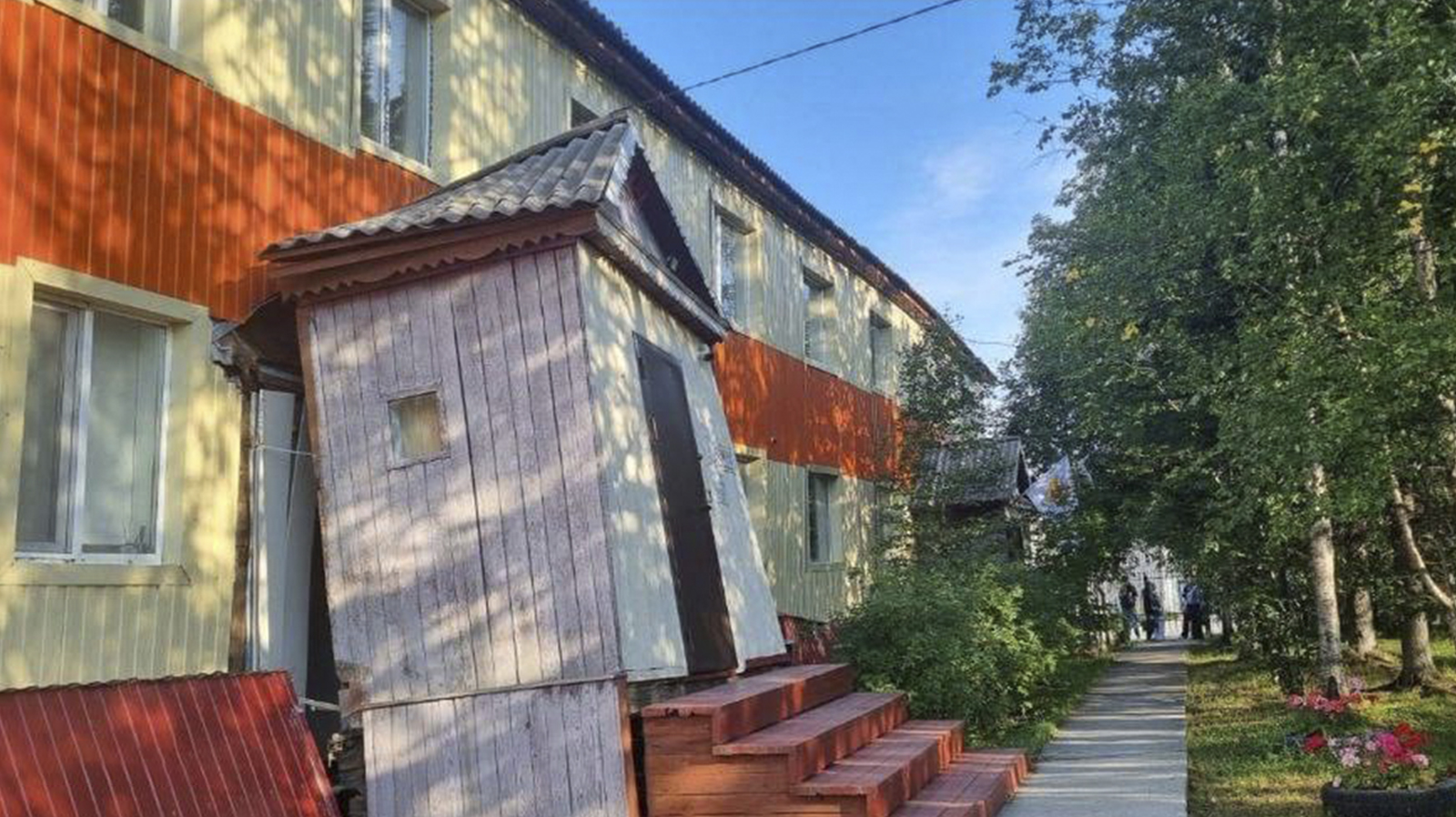 Здание больницы в Салехарде сошло со свай