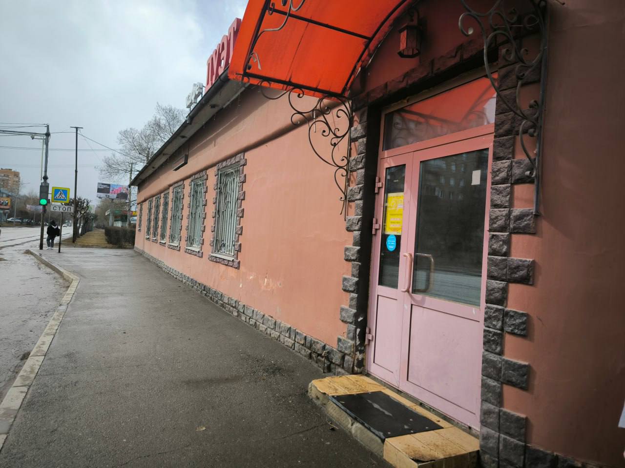 Охранник кафе в Красноярске получил условный срок за избиение посетителя