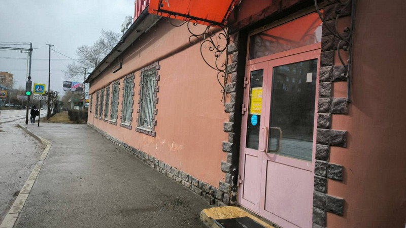 Охранник кафе в Красноярске получил условный срок за избиение посетителя