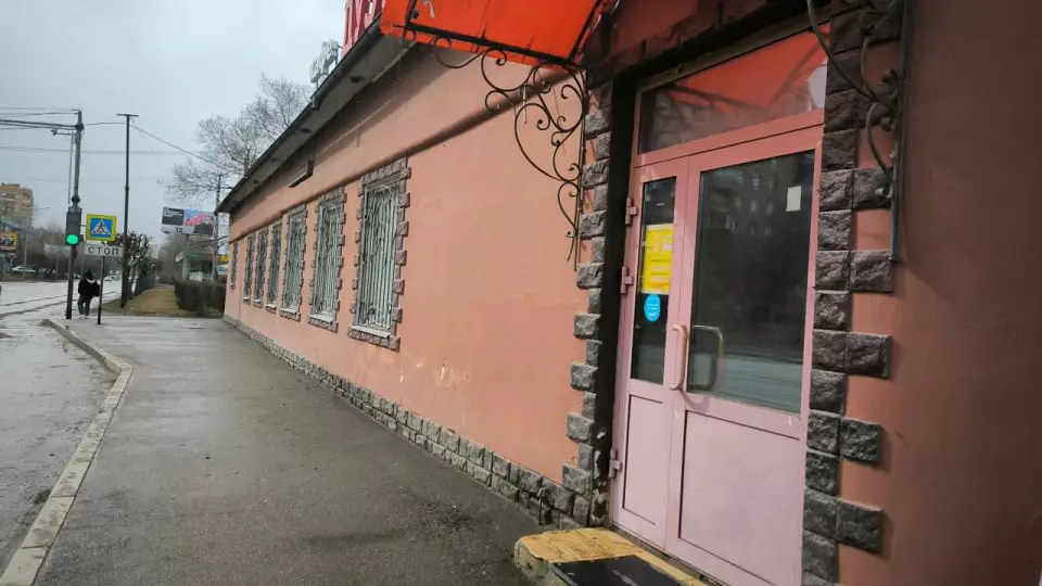 Охранник кафе в Красноярске получил условный срок за избиение посетителя