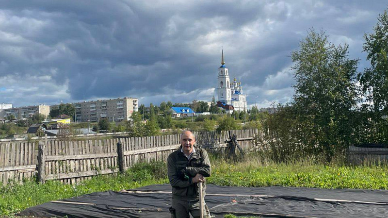 Денис Паслер поделился урожаем с родительского огорода