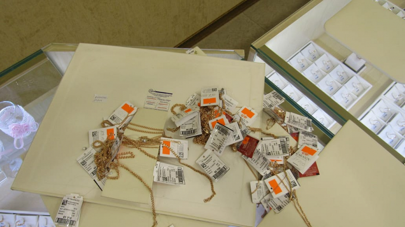 Трое екатеринбуржцев ограбили ювелирный магазин в Ревде