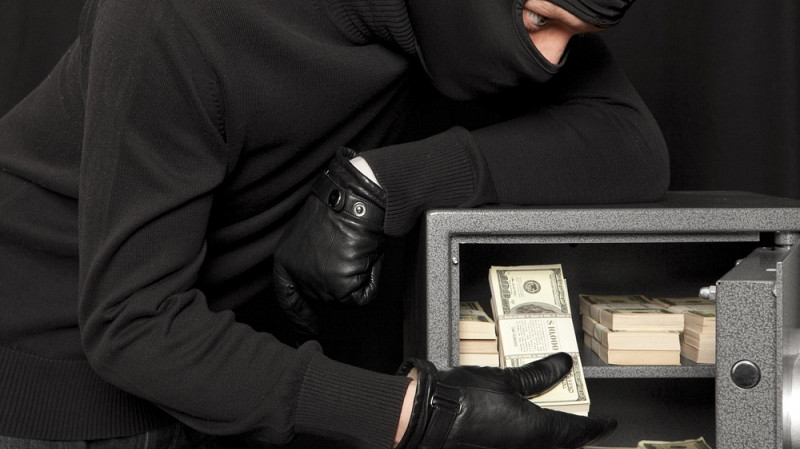 В Новосибирске задержали рецидивиста, ограбившего подростка на миллион рублей