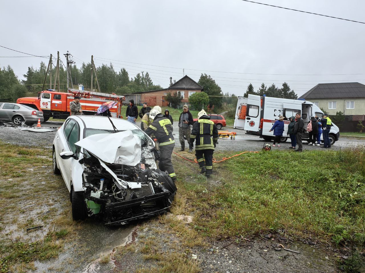 В Ревде автобус столкнулся с легковым автомобилем на встречной полосе