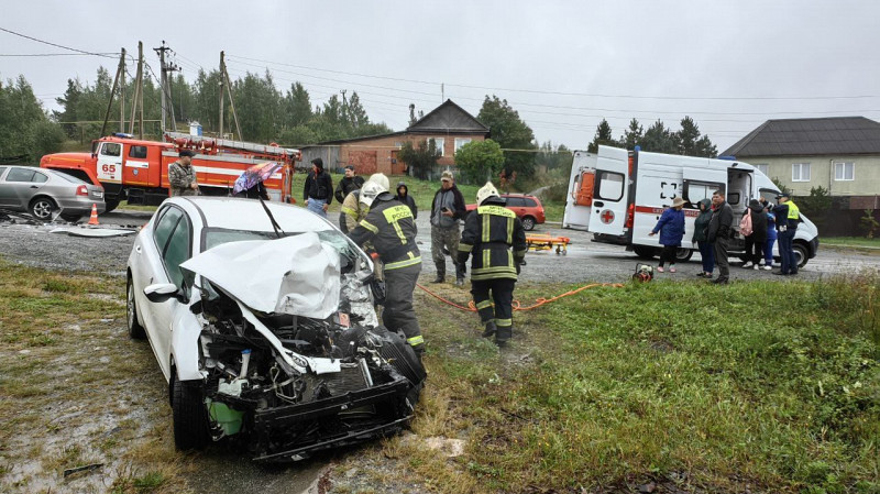 В Ревде автобус столкнулся с легковым автомобилем на встречной полосе