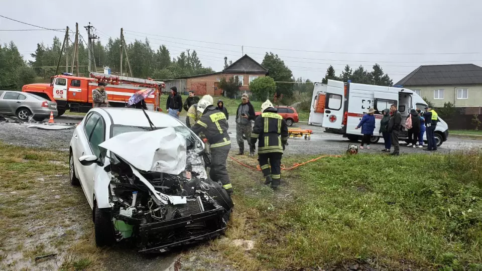 В Ревде автобус столкнулся с легковым автомобилем на встречной полосе