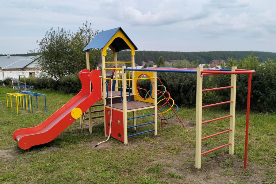 В селе Першино по инициативе жителей открыли новую детскую площадку