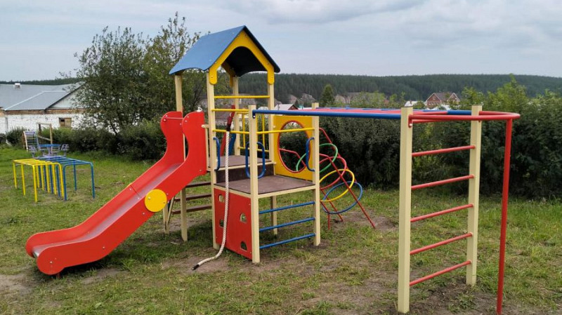 В селе Першино по инициативе жителей открыли новую детскую площадку
