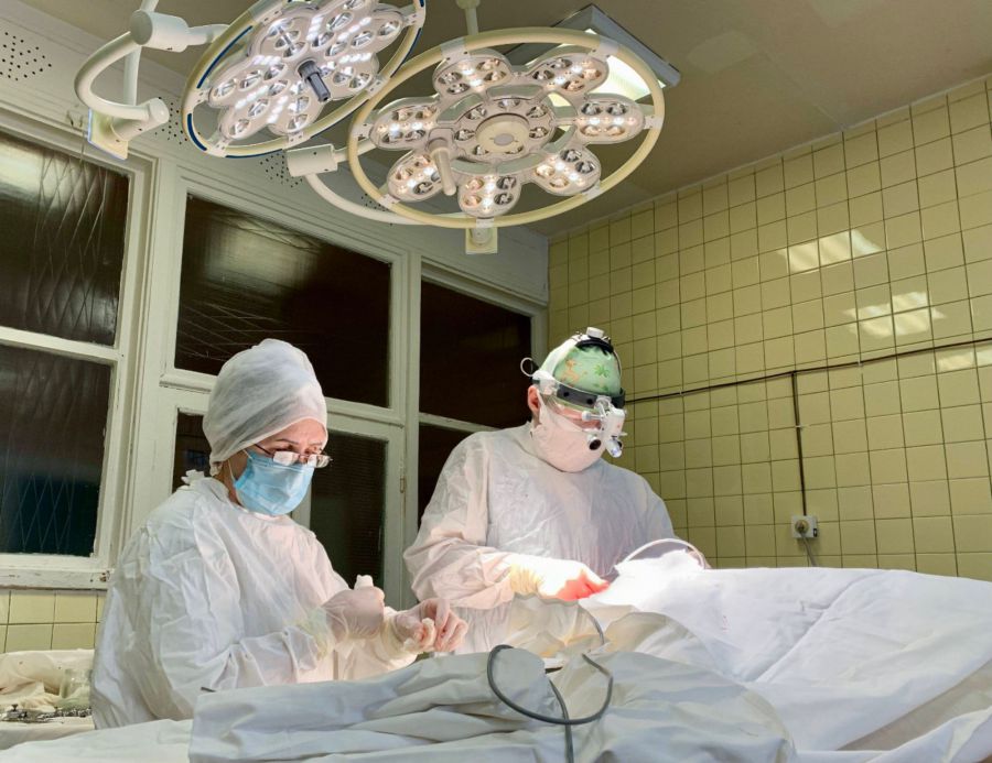 Свердловские врачи спасли мужчину, которого ударила стрела крана