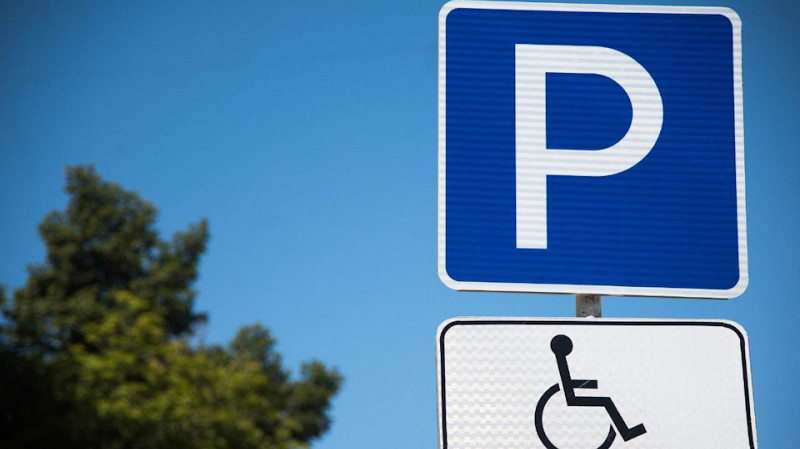 Уральцы заплатят 85 тысяч за парковку на месте для инвалидов