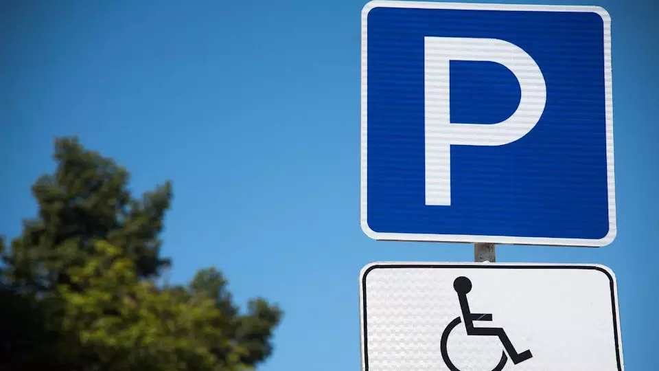 Уральцы заплатят 85 тысяч за парковку на месте для инвалидов