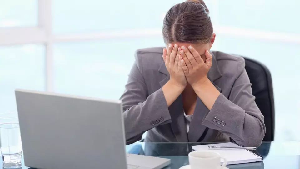 Бабье лето усиливает FOMO у офисных работников – психолог