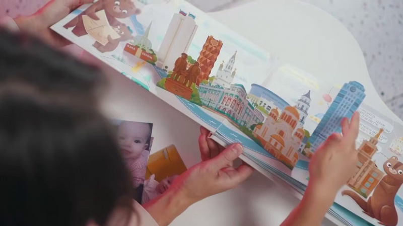 Свердловским семьям с новорождёнными будут дарить памятные альбомы