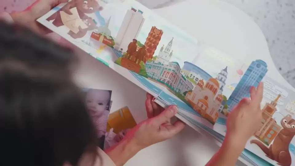 Свердловским семьям с новорождёнными будут дарить памятные альбомы