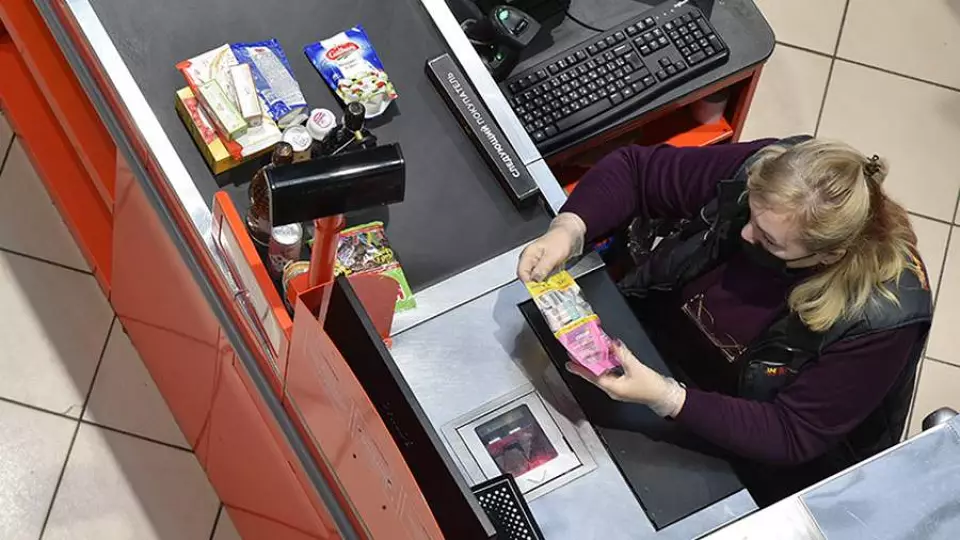 Выдавать товары бесплатно при несоответствии цены на кассе предложили в России