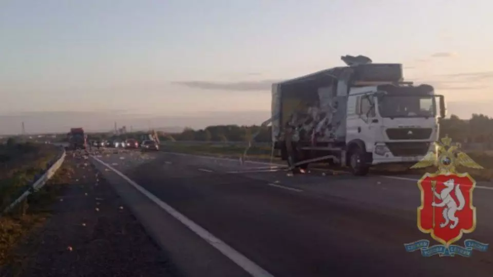 Два грузовика столкнулись на 91-м километре автодороги Екатеринбург — Нижний Тагил — Серов