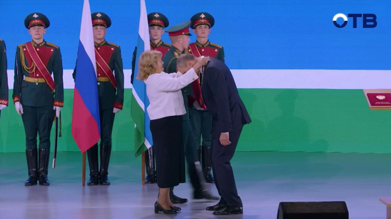 Денис Паслер принес присягу на уставе Свердловской области