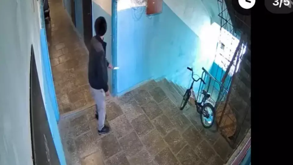 В Тюмени задержан мужчина, нападавший на людей в подъезде с ножами