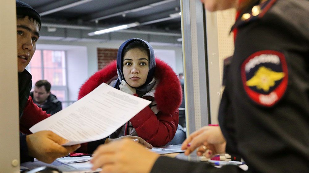 8232 иностранца легализовались в Свердловской области