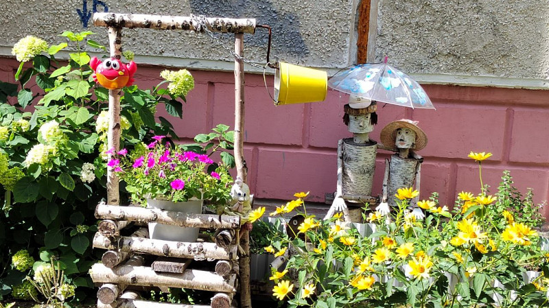 Сургутская пара превратила двор своего дома в красочный палисадник