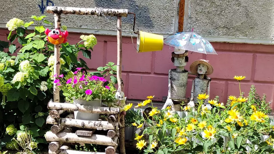 Сургутская пара превратила двор своего дома в красочный палисадник