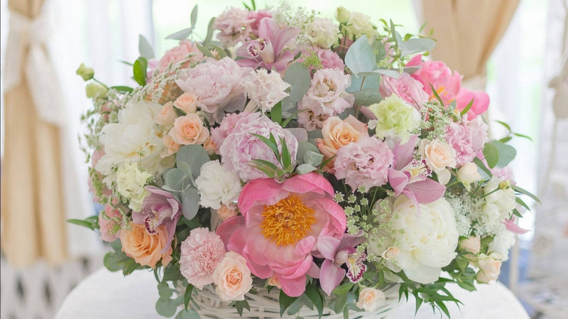 1,5 млн рублей за цветы от поклонника пришлось выплатить девушке