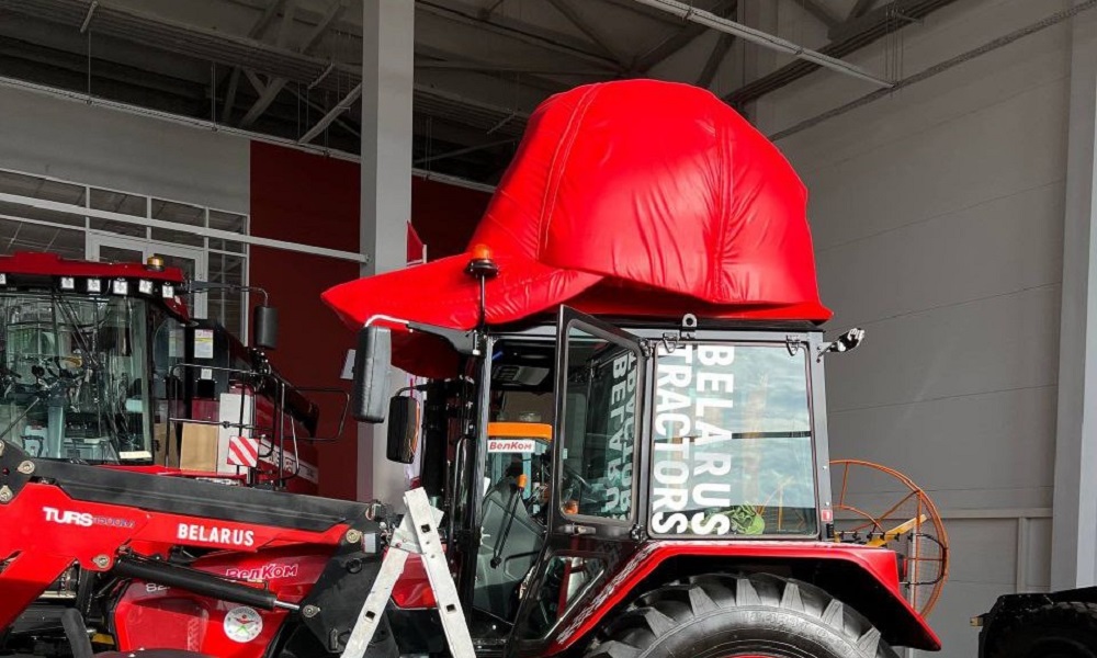 Омские мастера создали рекордную двухметровую кепку