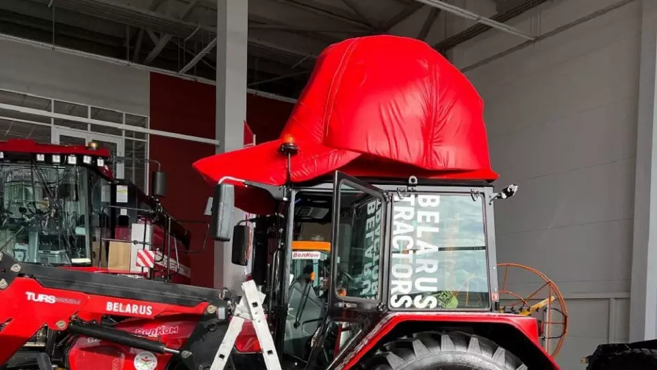 Омские мастера создали рекордную двухметровую кепку