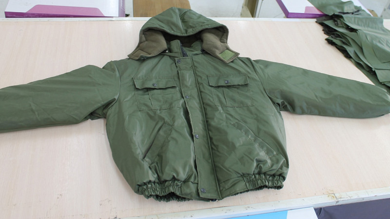 Экс-правоохранители в ИК-26 сшили 200 курток для инкассаторов