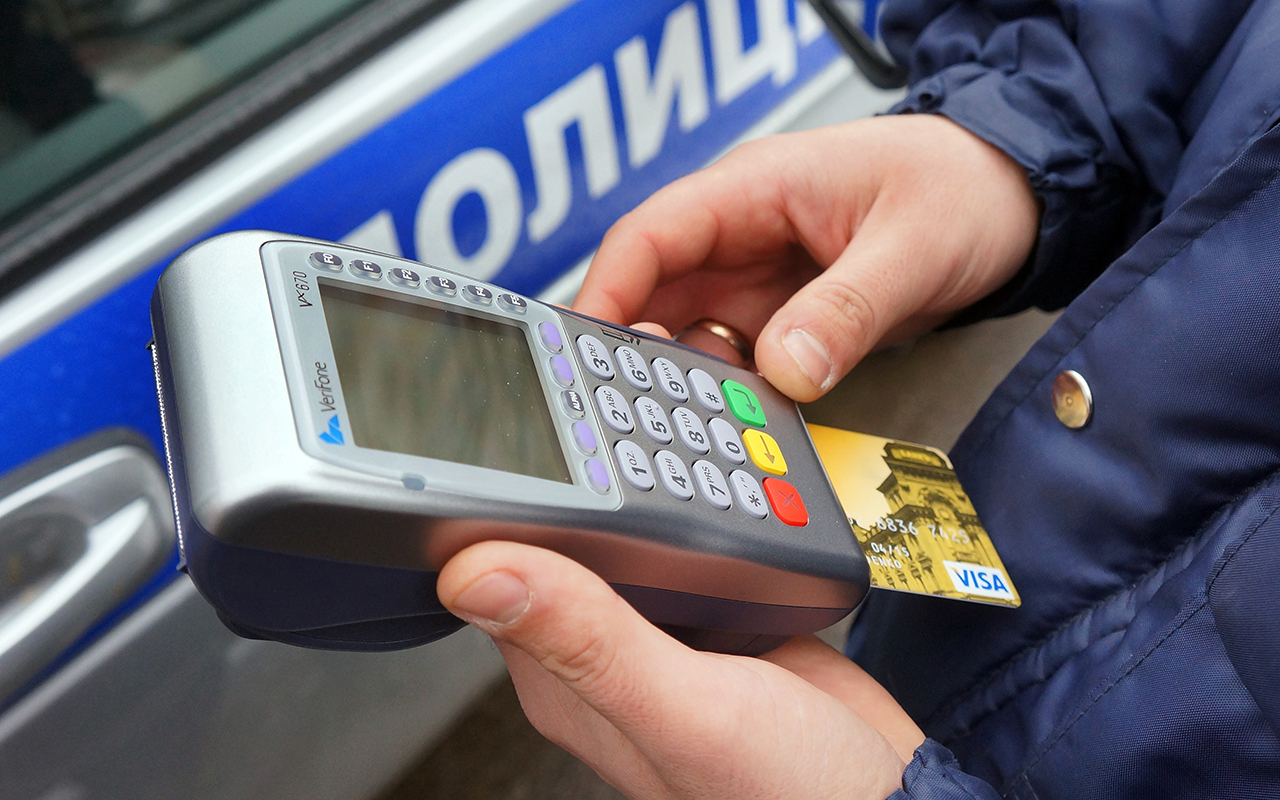 Автоматически снимать арест с карты после оплаты штрафов предложили в России
