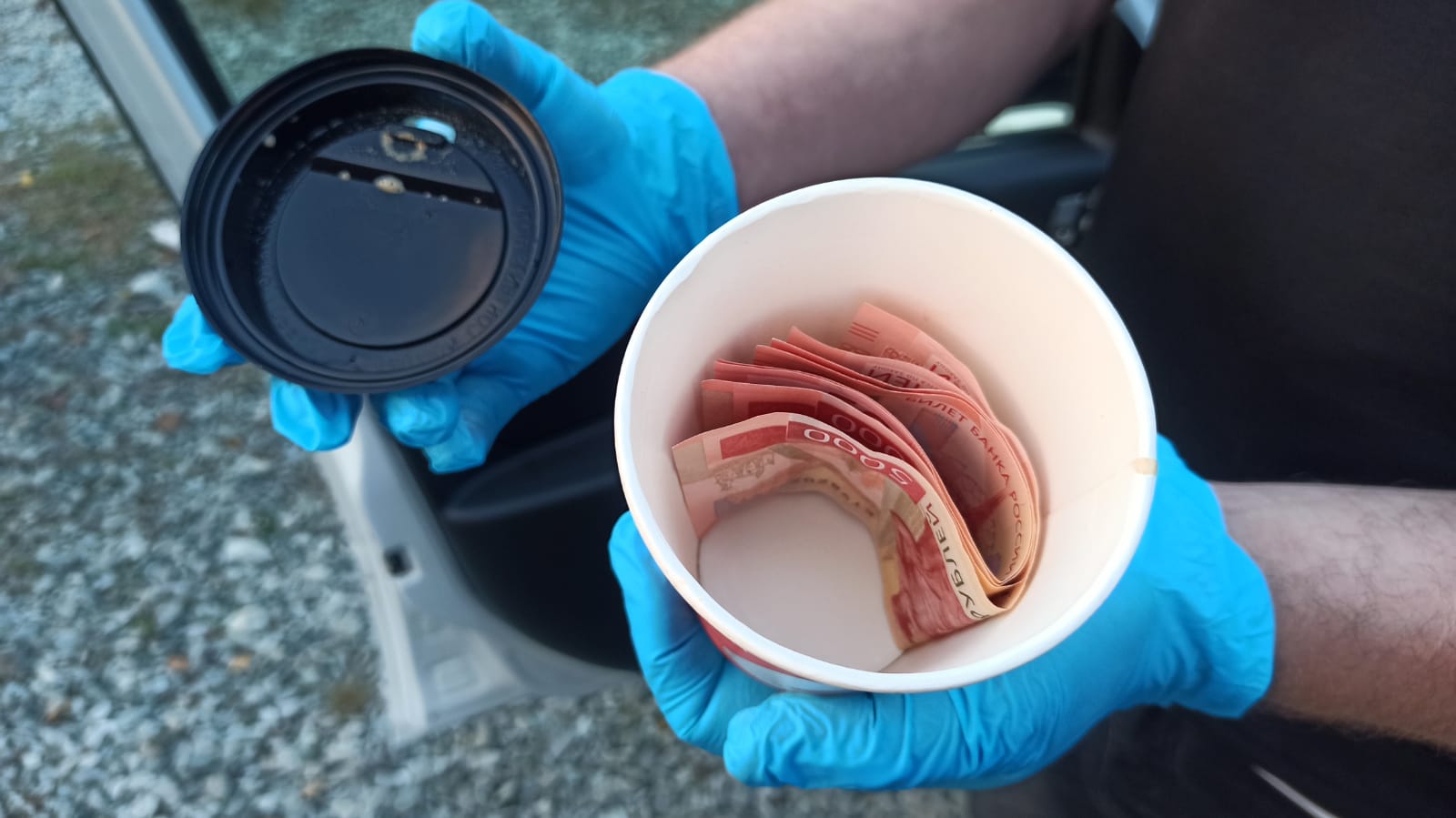 Взятку в стаканчике пытался передать предприниматель полицейскому в Кировграде