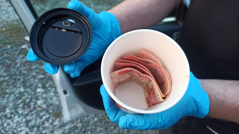 Взятку в стаканчике пытался передать предприниматель полицейскому в Кировграде