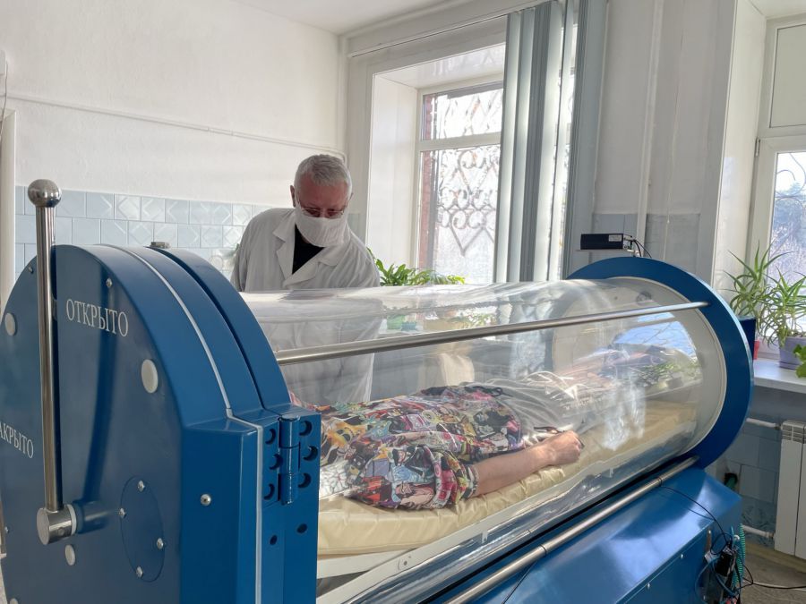 Успеть за 60 минут: в Екатеринбурге врачи спасли водителя после тяжёлого ДТП