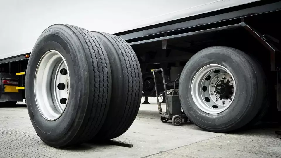 Колесо грузовика убило женщину на остановке в Мытищах