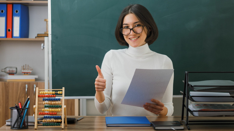 Что подарить педагогу на День учителя: практичные идеи