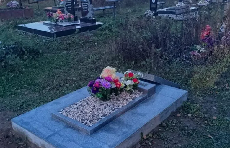 Полиция Режа разыскивает вандалов, устроивших погром на кладбище