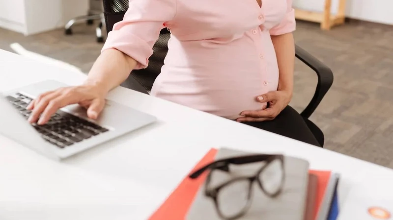На Госуслугах объяснили правила оплаты декретного отпуска