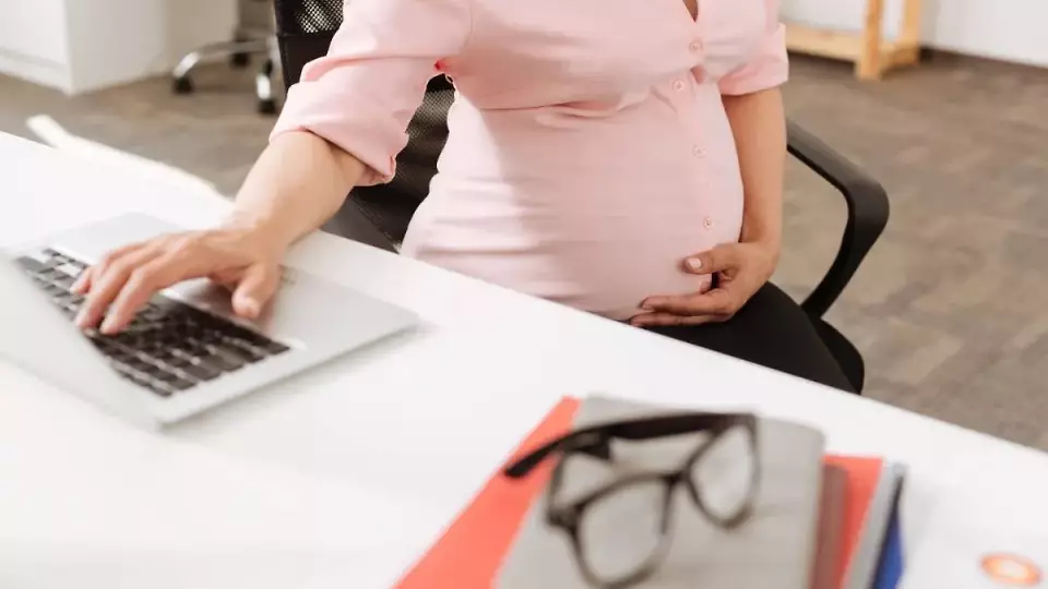 На Госуслугах объяснили правила оплаты декретного отпуска