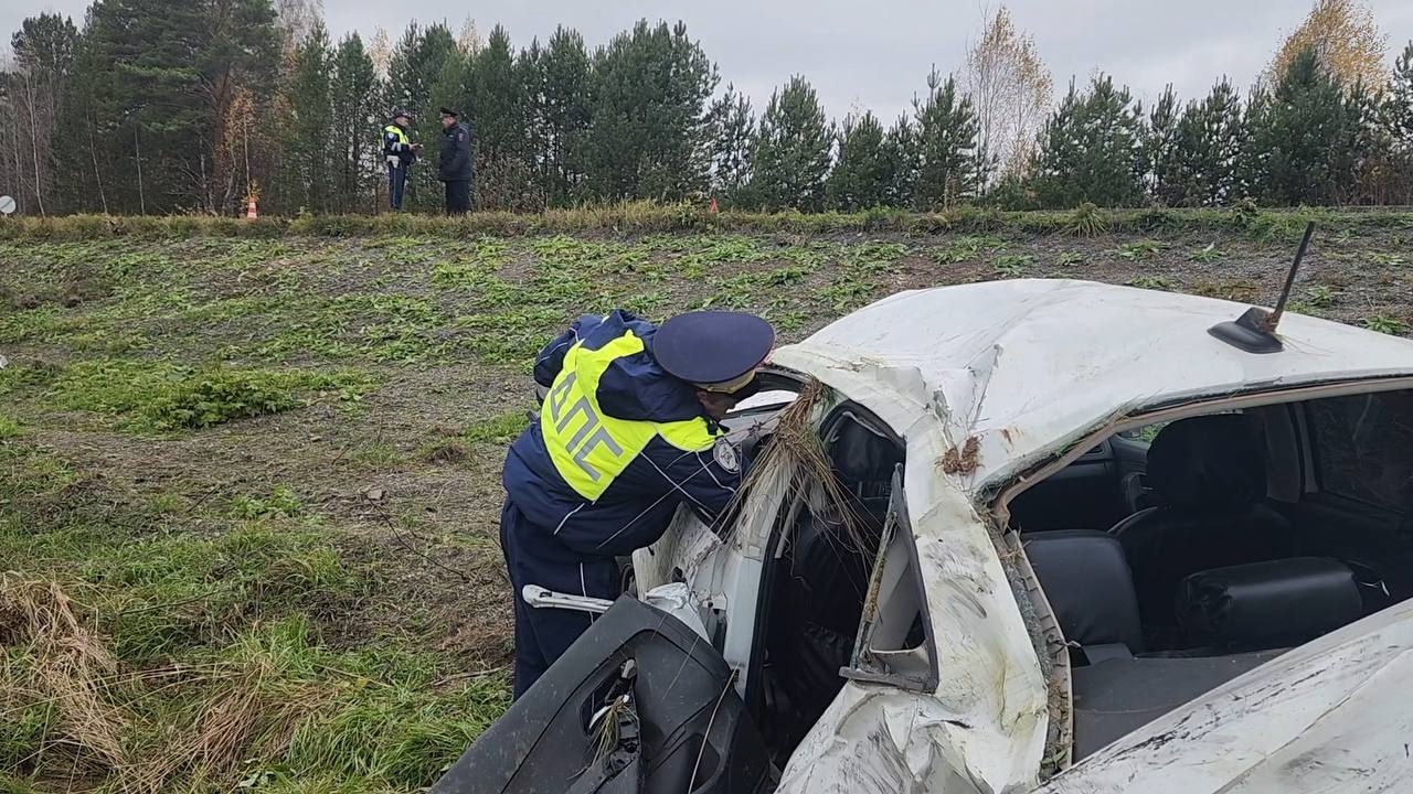 Иномарка съехала с трассы и перевернулась в Шалинском районе
