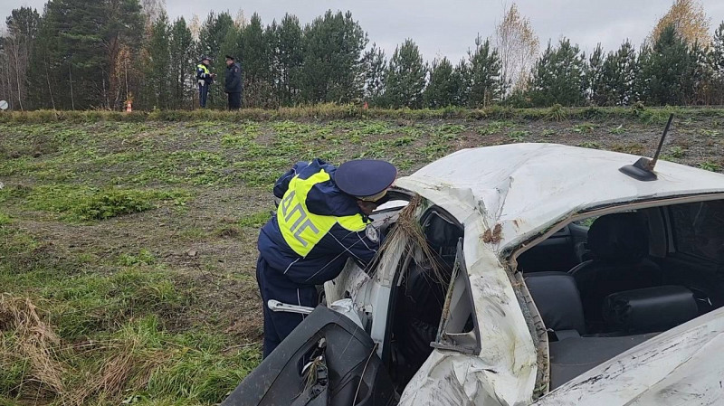 Иномарка съехала с трассы и перевернулась в Шалинском районе