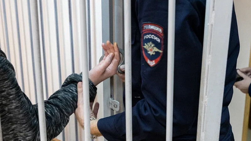 Родители увезли сына в другой город, чтобы избавить от плохой компании, а он получил срок за кражи