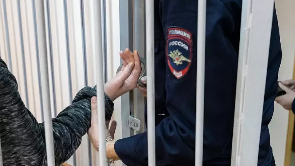 Родители увезли сына в другой город, чтобы избавить от плохой компании, а он получил срок за кражи