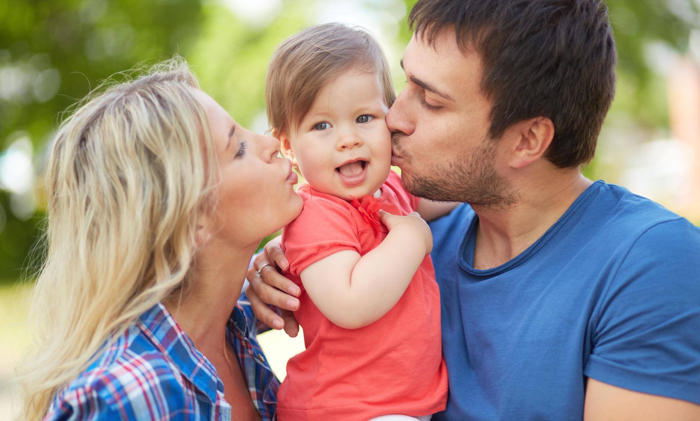 Эксперт объяснила, что важнее для ребенка: деньги или любовь