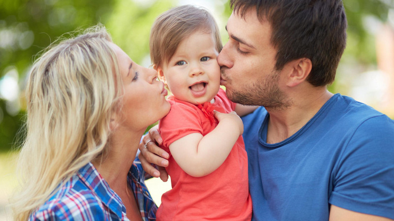 Эксперт объяснила, что важнее для ребенка: деньги или любовь