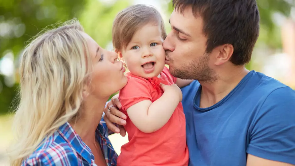 Эксперт объяснила, что важнее для ребенка: деньги или любовь