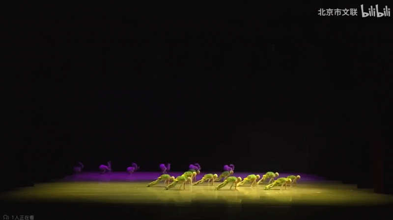 Китайский танец зайчиков и черепашек захватил мир: в чем секрет вирусного номера