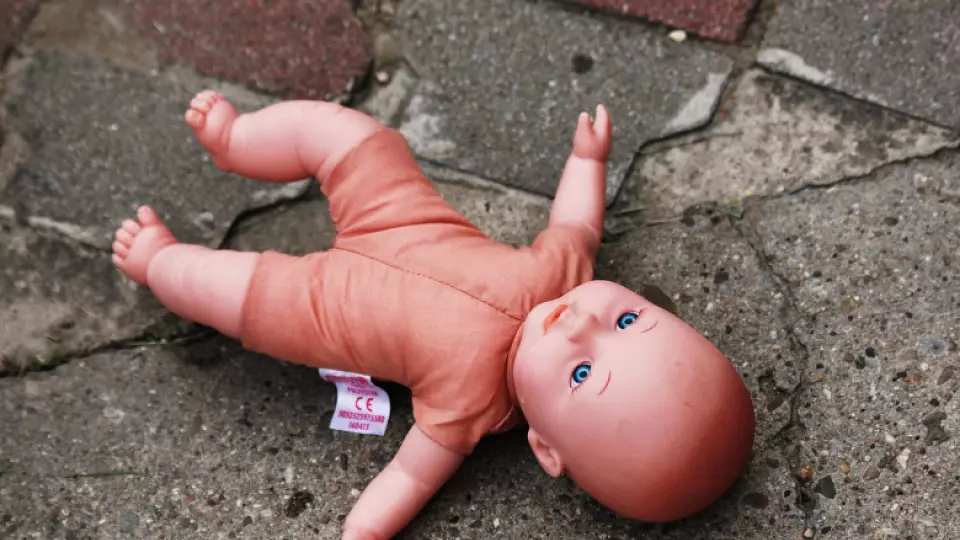 Британка год выдавала куклу за новорожденную дочь, обманывая семью